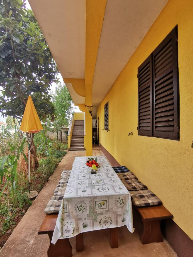 Apartment Dalmatini Tar-Vabriga Exterior photo